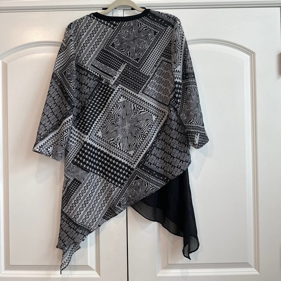 Peck & Peck Abstract, Zebra Animal Print Asymmetrical Blouse - Picture 4 of 4